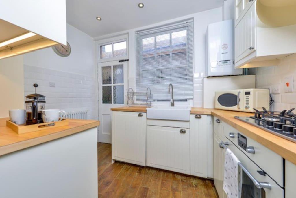 Victorian Townhouse - Stamford Centre - 2 Big Bedrooms, Living Room Kitchen Etc Tastefully Decorated Kültér fotó